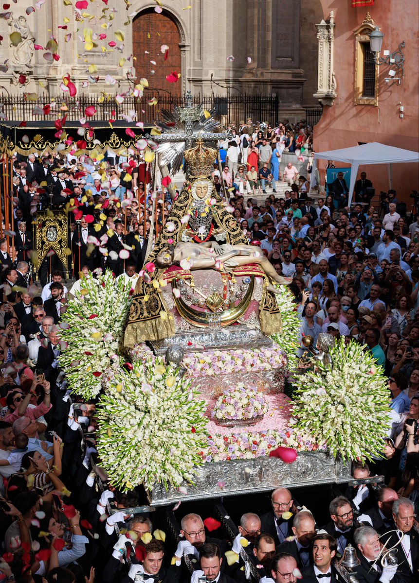 pcordobacofrade's tweet photo. Cuando Granada se detiene ante su Madre. 

Pétalos al aire, miradas que buscan, corazones que sienten.

Virgen de las Angustias, Patrona de Granada.

Hay momentos que no necesitan explicación.
Solo ser vividos… y recordados.
@AngustiasGr 
📸 Pablo Córdoba https://t.co/tiq5VkMG7u