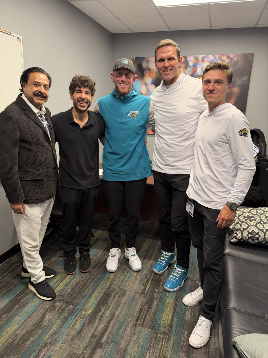 TonyKhan's tweet photo. Thank you to all of you @Jaguars fans, and huge thanks to all of you at @EverBankStadium today cheering the Jags to a win! Congratulations + huge thanks to Liam and all of the Jaguars players &amp; staff! That was a truly great team win today! Have a great Sunday night! Go Jags!! https://t.co/mURfRgIfj8