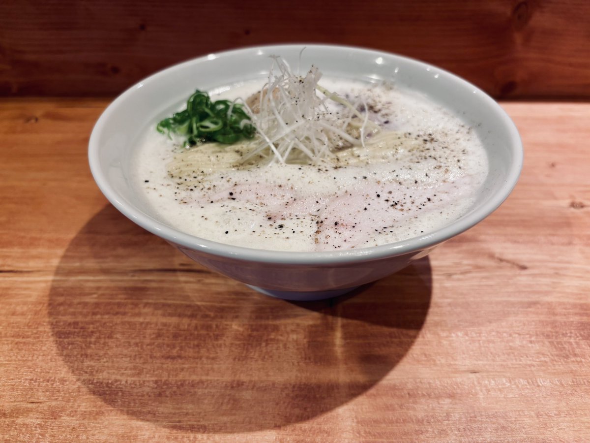 Japan_daybyday's tweet photo. 研修後はつけ麺を食べに行くつもりでしたがお目当てのラーメンにっこうは日曜お休み。妻の推薦でハーグはJUYIRAMENの鶏白湯。オランダのラーメンも新時代到来ですかね。息子も麺の大盛りをペロリと平らげました。#オランダ #ラーメン #juyi #denhaag #鶏白湯 https://t.co/WbEhtvCNke