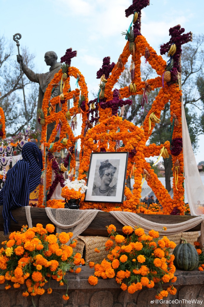 LoidaMj3fs's tweet photo. Feliz Día de Muertos! Que tus seres queridos descansen en paz, y sus recuerdos brillen en tu corazón siempre. https://t.co/l17bnvBW0q