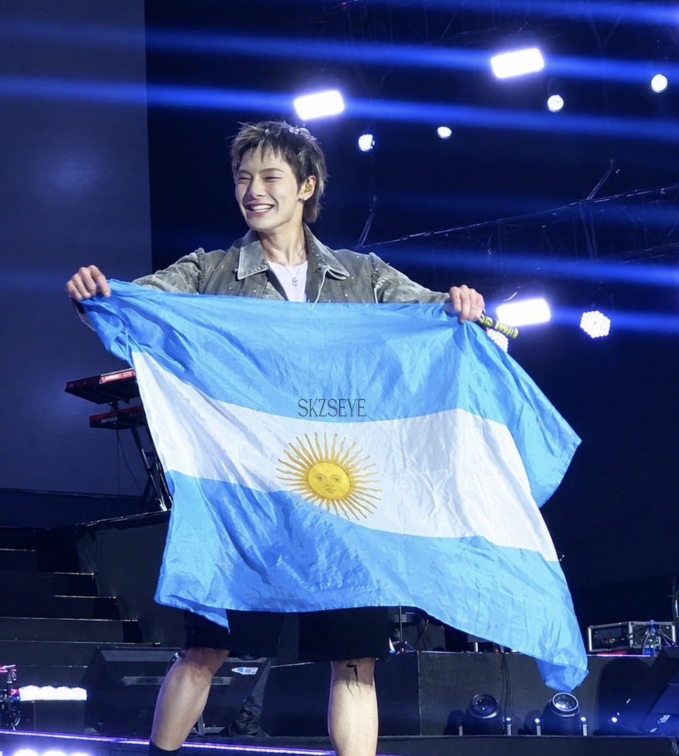 seungminwoke's tweet photo. gracias gordito por haber levantado la bandera q esta siendo pateada 24/7 por todos, sabiendo lo difícil que es para un artista y sobre todo para un idol demostrar cariño a argentina sin ser atacado de todos lados, te amo Yang Jeongin 15/09 sos eterno https://t.co/oLtybYajeN