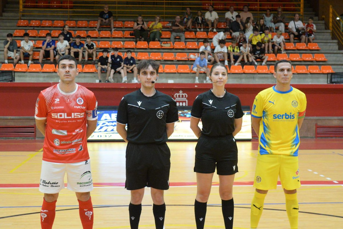 CoGAFS's tweet photo. 🏆 2ª División B | Grupo 4 | Jª 2
👥 Georgiana Alina Bancu / David Franco
@ADAlcorconFS 🆚 @AdbargasOficial
📸 @AdbargasOficial
#futsal #aretofutbola #futsalreferee #alcorcon #cogafs https://t.co/PBiXzQJgy4
