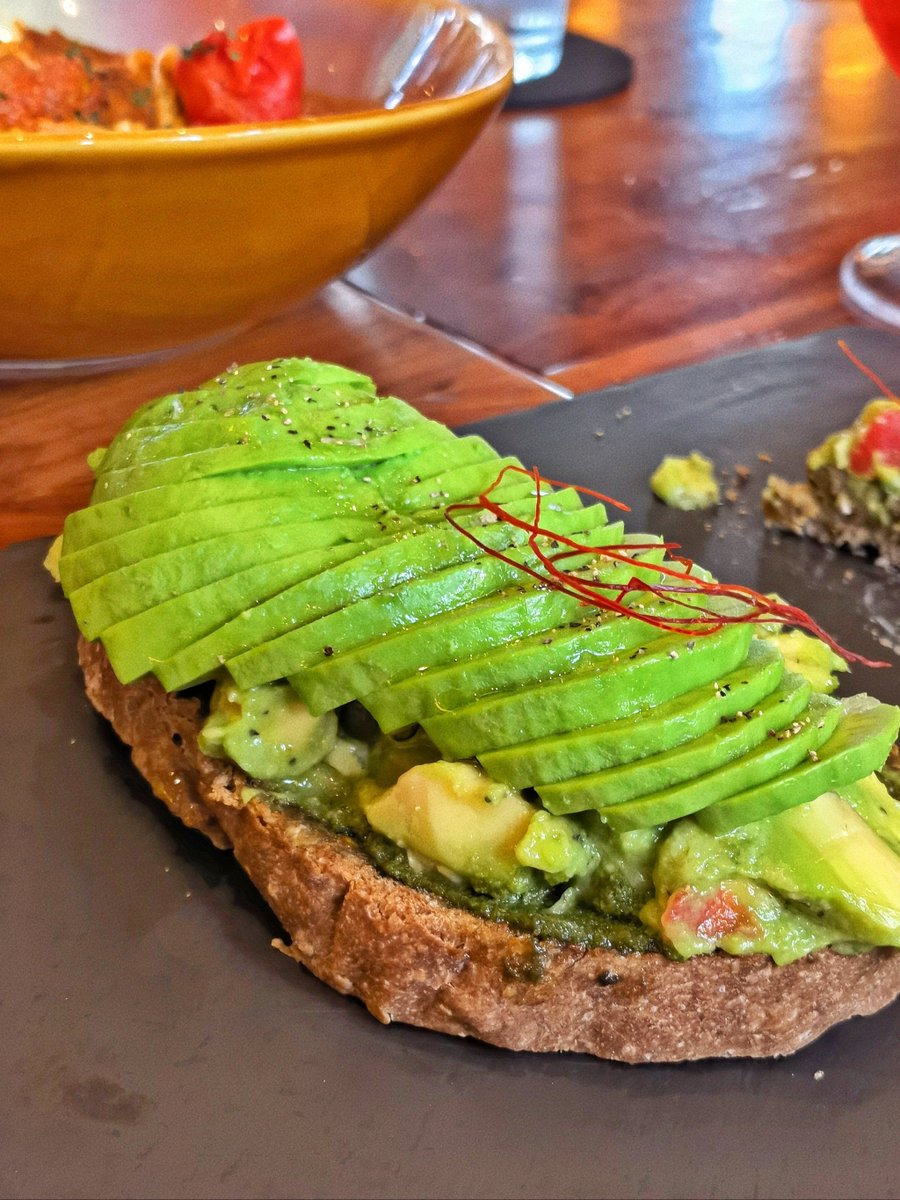 Silvazltho's tweet photo. [Buen provecho! Hoy me preparé un desayuno rápido: pan tostado con aguacate, un café con leche y una naranja jugosa. ]， https://t.co/yyEGEaIKI6