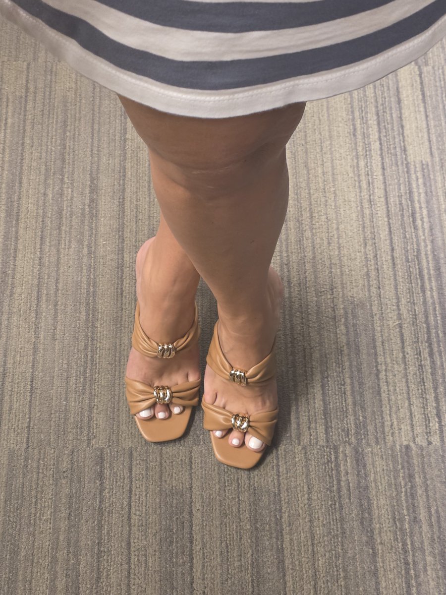 DeezzToes's tweet photo. Would you rather sit around watching football or take me heel shopping on a Sunday? #feet #football #findom #shopping https://t.co/qE1VINLNVC