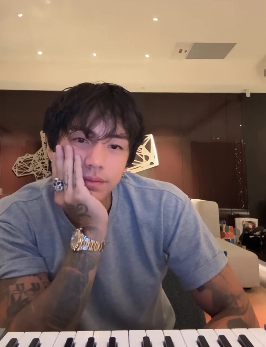 miitoreborn's tweet photo. I love him so much ☹️ https://t.co/o1AoDiUa2F