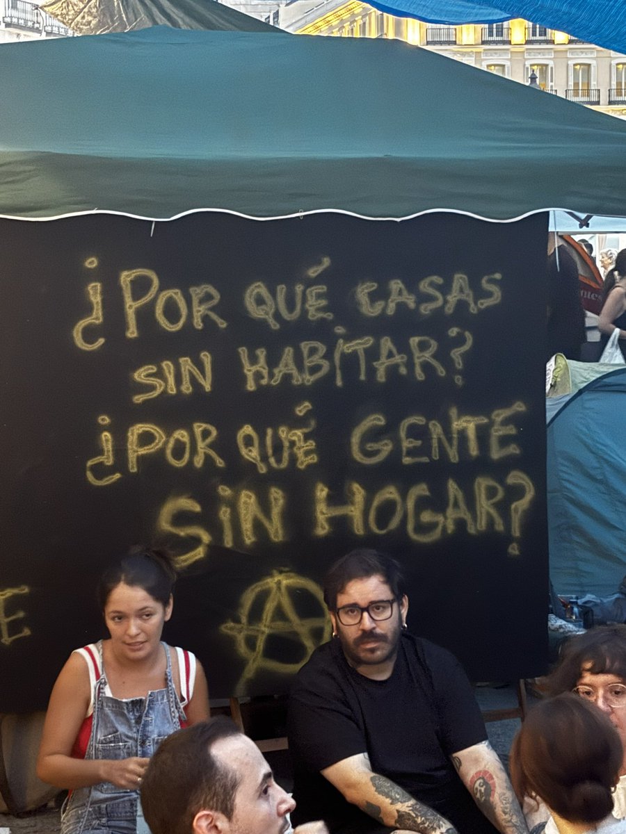 carlotaeramirez's tweet photo. Qué bonita están dejando la Puerta del Sol ❤️ https://t.co/9jbh4gOVx4