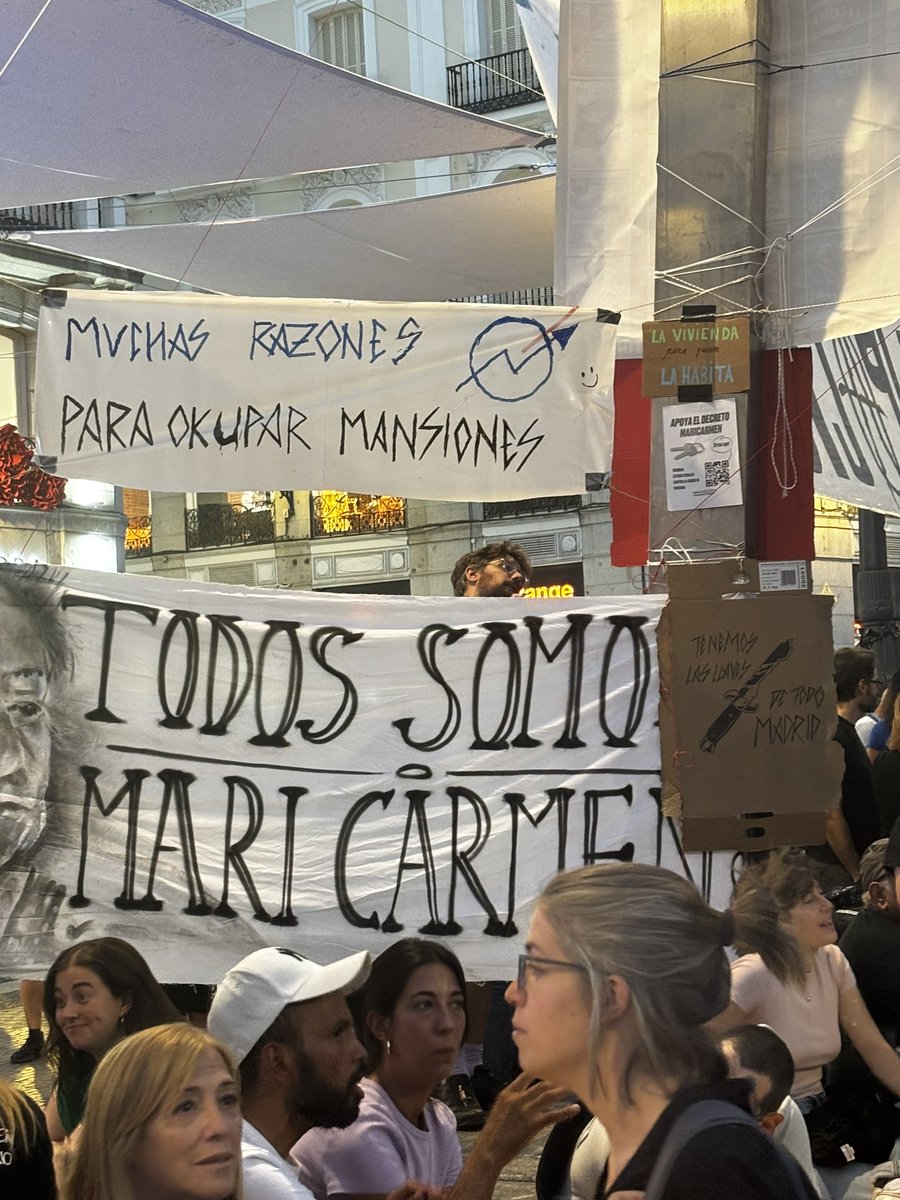 carlotaeramirez's tweet photo. Qué bonita están dejando la Puerta del Sol ❤️ https://t.co/9jbh4gOVx4