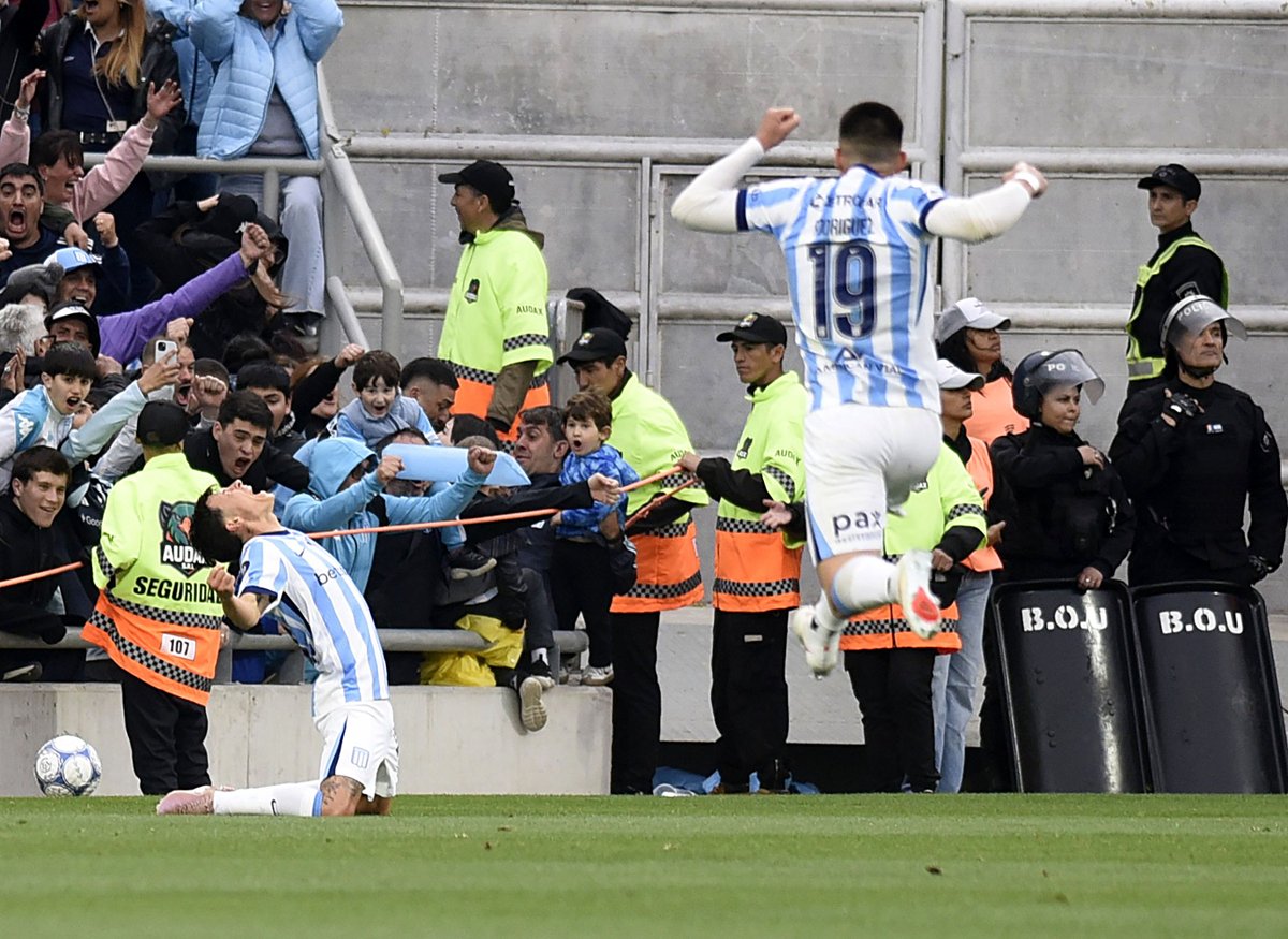 TyCSports's tweet photo. ¡LA ACADEMIA, EN VENTAJA AL DESCANSO! 🎓

🏆🇦🇷 Gracias al gol olímpico de Gastón Lodico, #Racing se impone 1-0 ante #Boca al término del primer tiempo, por los cuartos de final de la #CopaArgentinaEnTyCSports. https://t.co/CTxHYWW7AL