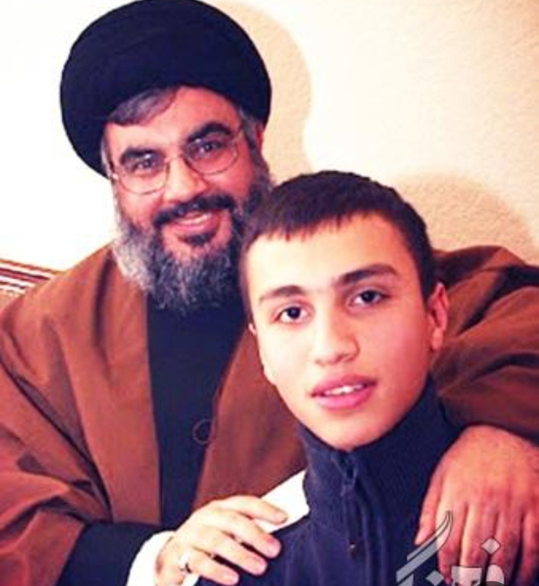 1975hajkhanoom's tweet photo. گاهی یک تصویر قدیمی بیشتر از ده‌ها تیتر حرف می‌زند؛
تصویر یک طلبه جوان، یک پدر، یک پدربزرگ و انسانی که سال‌ها در متن تحولات لبنان زندگی کرد.
#سید_مقاومت https://t.co/eyuv1gFKut