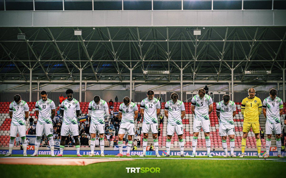 trtspor's tweet photo. 🖤 Siyah bantla çıktılar, millî marş esnasında mahcubiyetlerini gösterircesine boyun eğdiler, golden sonra 🇵🇸 Filistin'e adadıkları siyah bantları öptüler...

🇮🇪 İrlanda, UEFA Uluslar Ligi'nde İsrail sınavından skor olarak da tavır olarak galibiyetle çıktı. https://t.co/cnABREPgAP