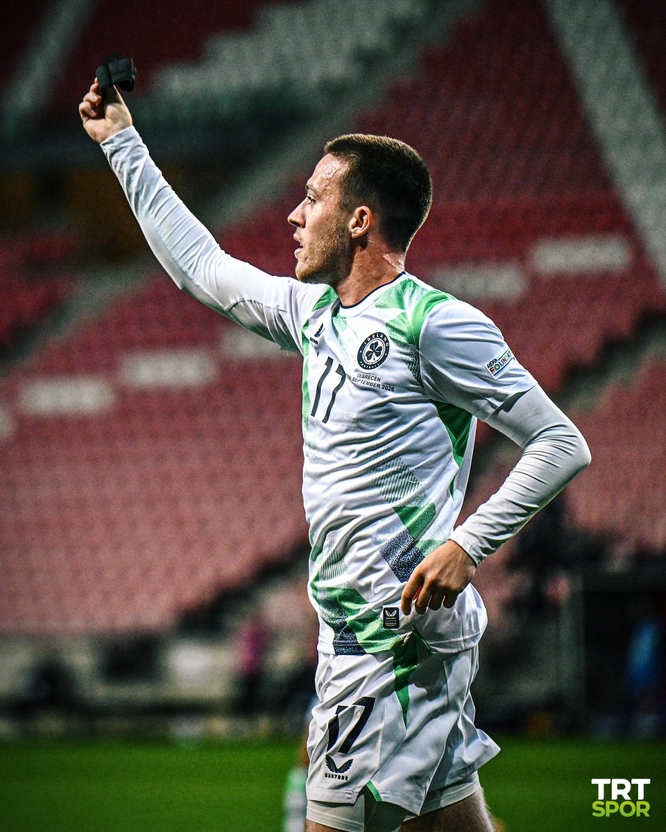 trtspor's tweet photo. 🖤 Siyah bantla çıktılar, millî marş esnasında mahcubiyetlerini gösterircesine boyun eğdiler, golden sonra 🇵🇸 Filistin'e adadıkları siyah bantları öptüler...

🇮🇪 İrlanda, UEFA Uluslar Ligi'nde İsrail sınavından skor olarak da tavır olarak galibiyetle çıktı. https://t.co/cnABREPgAP