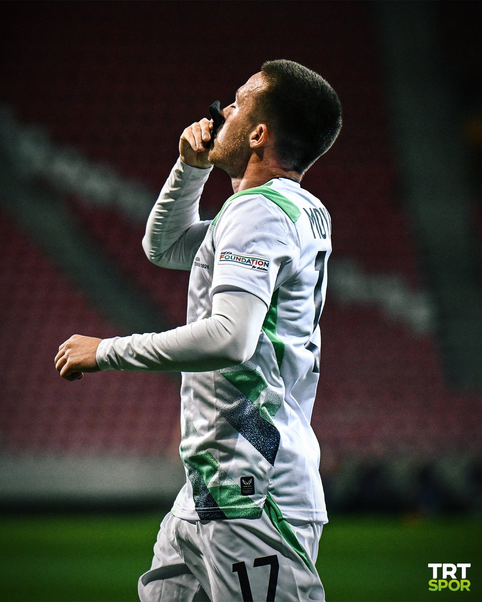 trtspor's tweet photo. 🖤 Siyah bantla çıktılar, millî marş esnasında mahcubiyetlerini gösterircesine boyun eğdiler, golden sonra 🇵🇸 Filistin'e adadıkları siyah bantları öptüler...

🇮🇪 İrlanda, UEFA Uluslar Ligi'nde İsrail sınavından skor olarak da tavır olarak galibiyetle çıktı. https://t.co/cnABREPgAP