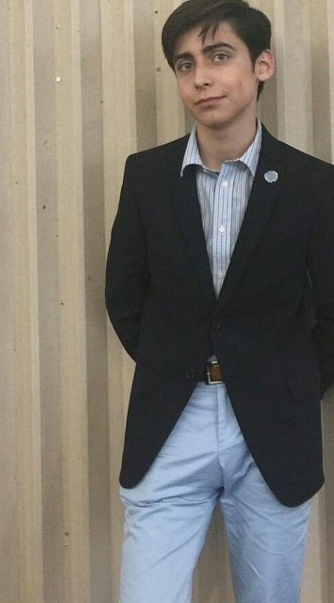 3_hoo_'s tweet photo. Request☂️, Aidan Gallagher is 1.65 meters tall but he has something else that certainly "compensates" for it. https://t.co/vn3qLz4Mf6