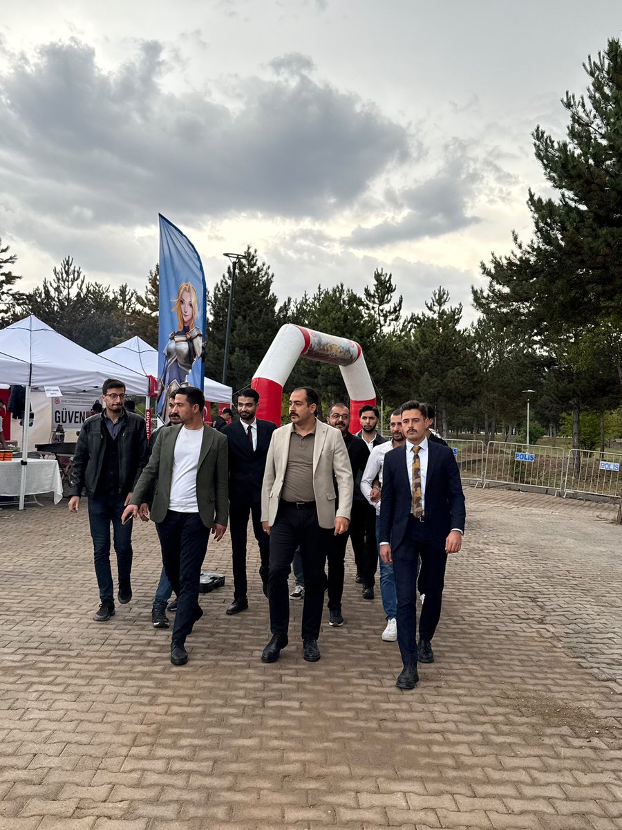 svsulkuocaklari's tweet photo. İl Başkanımız Sn. Bahadır GÖKMEN Cumhuriyet Üniversitesinin düzenlemiş olduğu Gençlik Festivaline katılım sağladı. Ülkü Ocakları Sivas İl Başkanlığı olarak Gençlik Festivalinde açtığımız standımızı ve diğer standları İl Başkanımız ziyarette bulundular. https://t.co/tC43g8b6sG