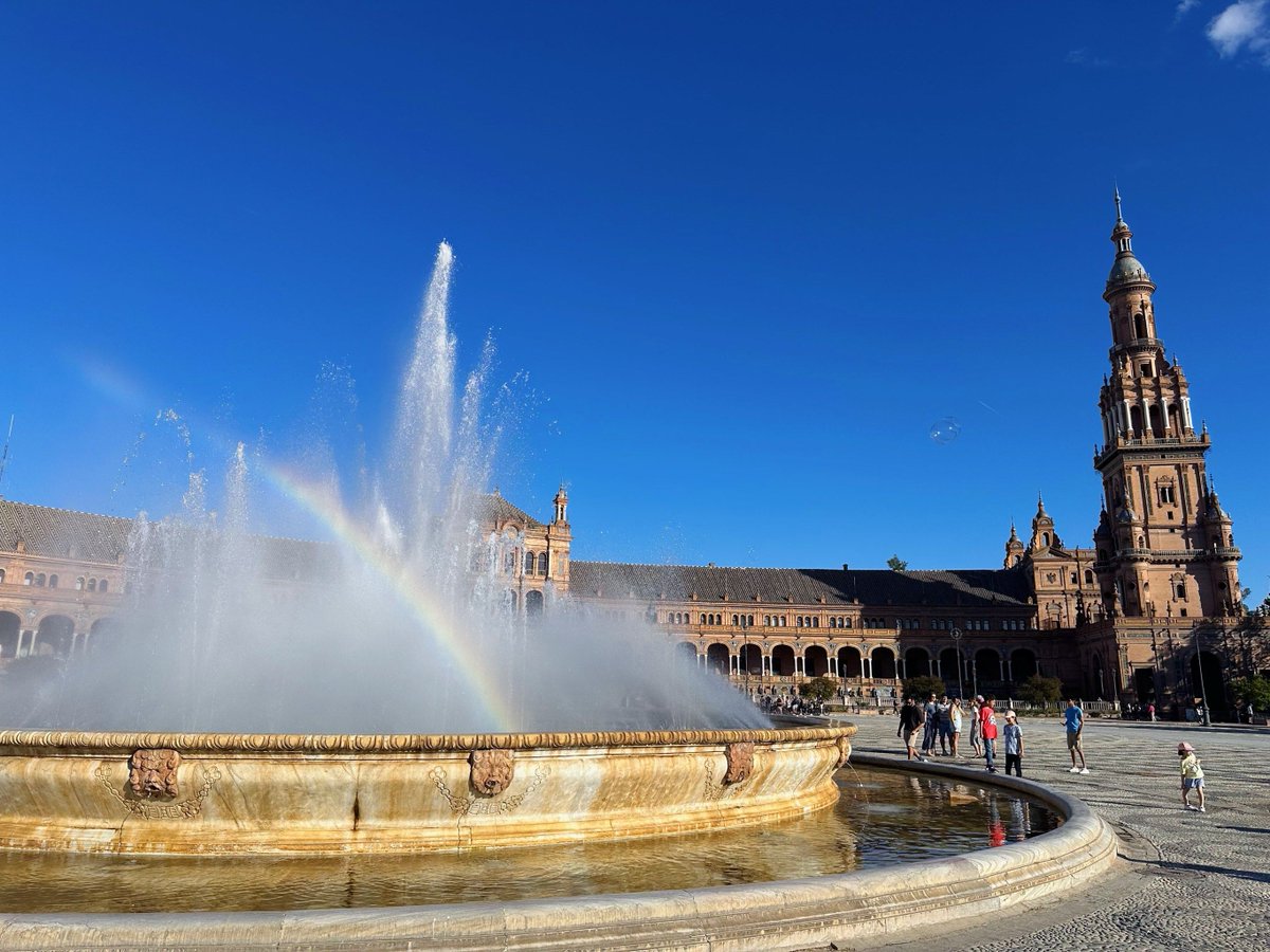IsadoraDydg1z's tweet photo. Hoy he viajado a la hermosa ciudad de Sevilla, disfrutando de su sol, comida tradicional y calles llenas de historia. Un día perfecto para escapar de la rutina. https://t.co/Ldt89N2pPm