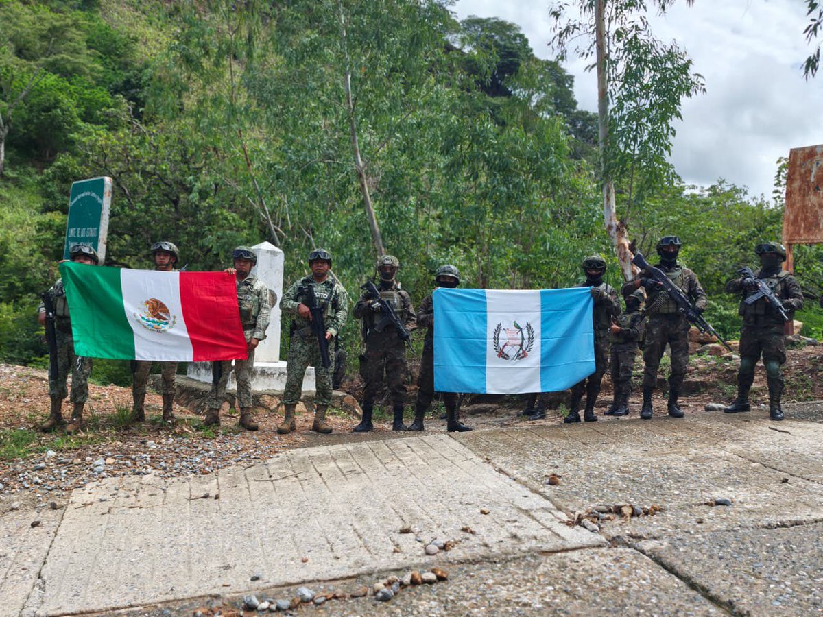 Ejercito_GT's tweet photo. La defensa de nuestra soberanía no se detiene 🇬🇹🪖

Quinta Brigada de Infantería, efectuó patrullajes de coincidencia en la línea divisoria entre Guatemala y México. 🇬🇹🤝🇲🇽 Estas acciones estratégicas tienen como objetivo, mantener un ambiente de paz, orden y tranquilidad para las comunidades vecinas, previniendo cualquier amenaza transnacional.

Continuamos trabajando con firmeza, reafirmando nuestro compromiso absoluto con el resguardo de nuestras fronteras, la soberanía del país y la seguridad de las familias guatemaltecas.

#EjércitoGT #EstamosCumpliendo