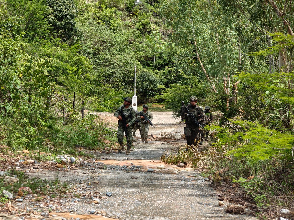 Ejercito_GT's tweet photo. La defensa de nuestra soberanía no se detiene 🇬🇹🪖

Quinta Brigada de Infantería, efectuó patrullajes de coincidencia en la línea divisoria entre Guatemala y México. 🇬🇹🤝🇲🇽 Estas acciones estratégicas tienen como objetivo, mantener un ambiente de paz, orden y tranquilidad para las comunidades vecinas, previniendo cualquier amenaza transnacional.

Continuamos trabajando con firmeza, reafirmando nuestro compromiso absoluto con el resguardo de nuestras fronteras, la soberanía del país y la seguridad de las familias guatemaltecas.

#EjércitoGT #EstamosCumpliendo