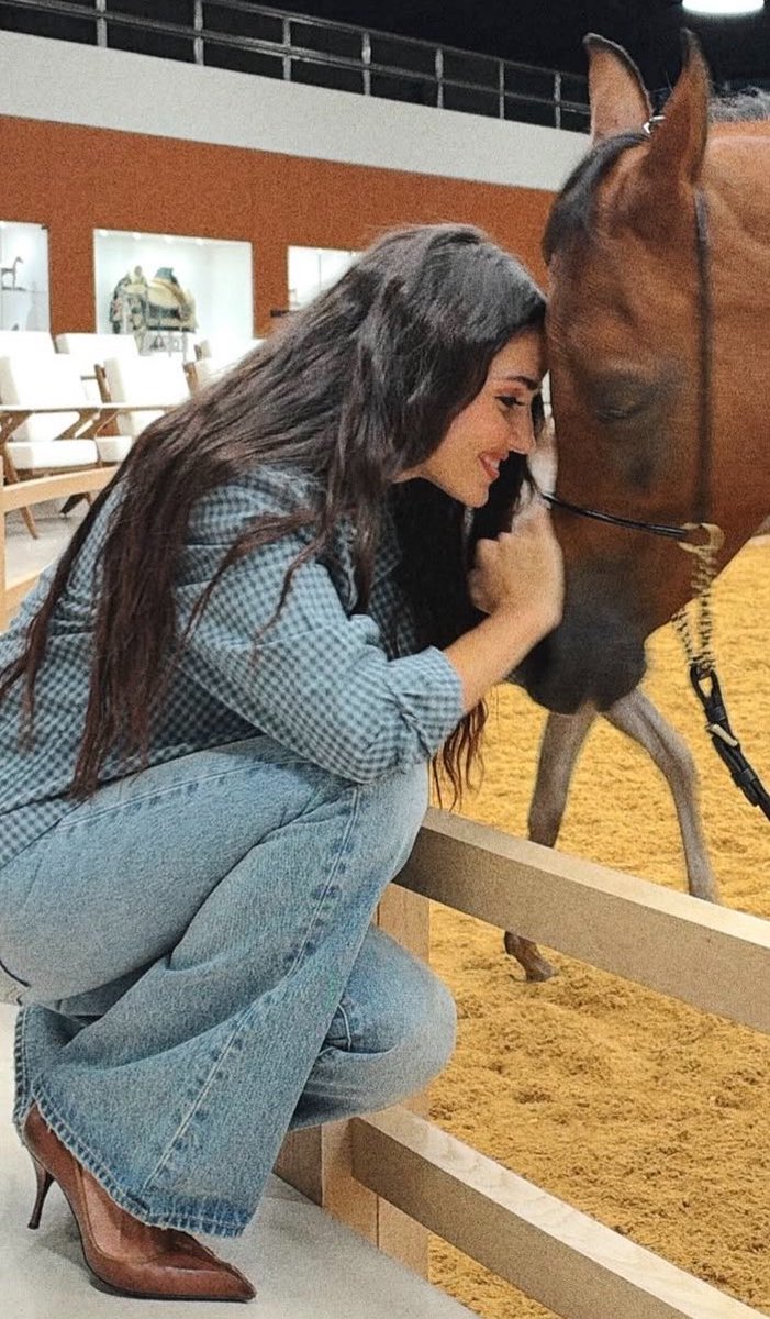 jadocspicon7's tweet photo. I can't resist that smile 🥹🤤❤️‍🩹 You look so beautiful! i love #HandeErçel https://t.co/eiUMisG7nd