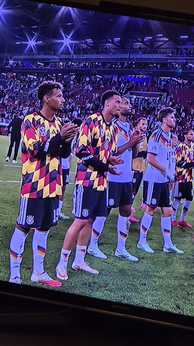 falko_der's tweet photo. Je dunkler die deutsche Mannschaft wird, um so beschissener spielen sie.....😡😡😡 https://t.co/5EsYIEN2cH