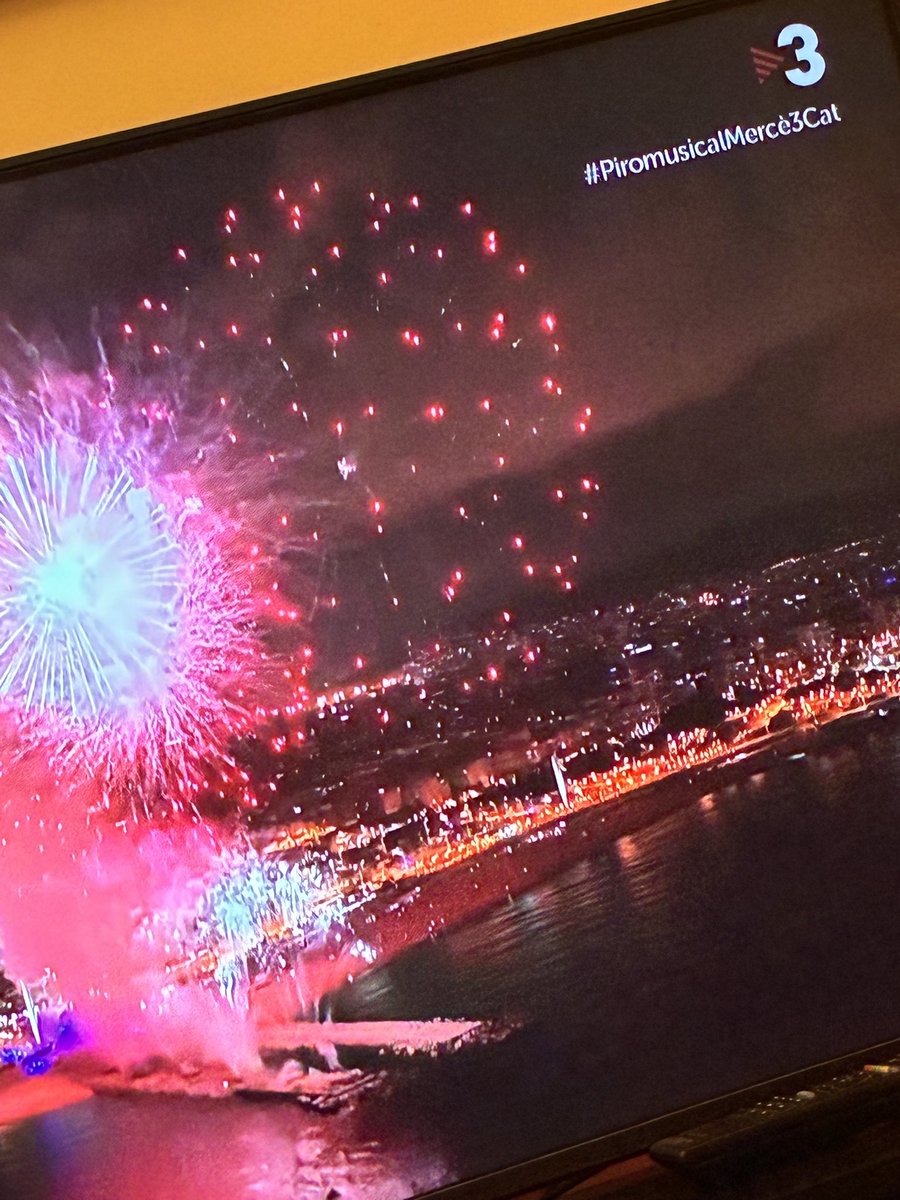 cescgalietti's tweet photo. HORRIBLE! El pitjor Piromusical que he vist mai. Indigna la realització, la pirotècnia fora de ritme en molts moments i la presentadora influencer, Dulceida, que no sap ni vocalitzar…
Pobre Barcelona i pobres tots nosaltres. Quina llàstima, tot plegat.#PiromusicalMercè3Cat https://t.co/m2A4G8adqv