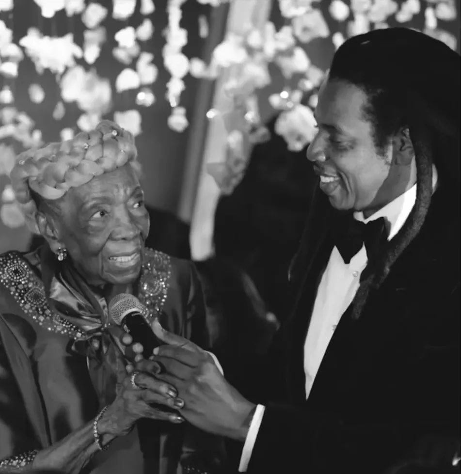 thejayzsource's tweet photo. 🎂 Happy birthday to JAŸ-Z’s grandmother Hattie White who turns 101 years old today! https://t.co/z5Zc1zlBak