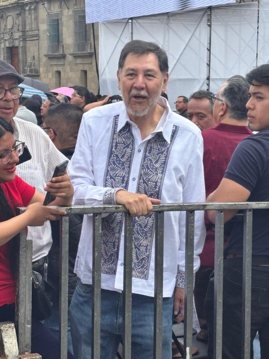 jorgegogdl's tweet photo. Si un día se hace una película de la vida de Gerardo Fernández Noroña, Chucho Ochoa puede interpretarlo.

Ambos pasaron de orinar en coladeras a millonarios. Uno con una mansión de 12 millones en Tepoztlán y el otro acusado de robar 50 millones a la ANDA. https://t.co/fFJrHpK3Hu