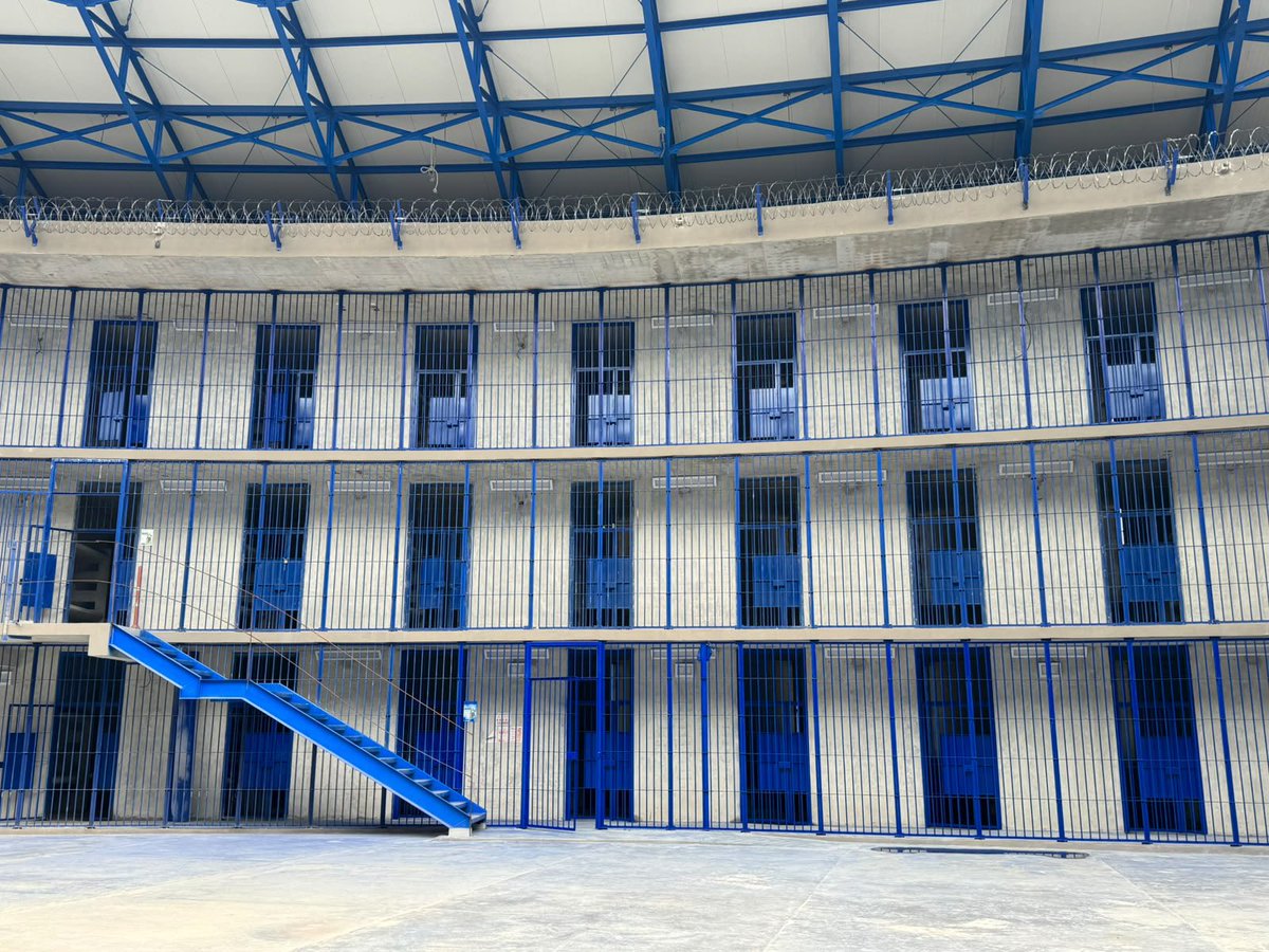 mmarguiguerra's tweet photo. ¡Cuando hay liderazgo, hay resultados!

Por más de 6 años, la comunidad esperó la terminación del Centro Penitenciario. Hoy, gracias a la determinación del gobierno del presidente Abelardo De La Espriella, este proyecto por fin será una realidad.

No solo se estableció la fecha de apertura, sino que se aseguraron los recursos financieros necesarios para culminar la infraestructura.

Este logro es el resultado de un trabajo constante y articulado:

1. Desde el día de la posesión abordé esta problemática con el Ministro de Justicia, Ivan Cancino.
2. Posteriormente, adelantamos una mesa de trabajo técnica con el Viceministro de Justicia, 
Carlos Eduardo Gónima Díaz-Granados. 
3. El pasado viernes elevé la petición formal al Presidente.
4. Y este sábado, junto a miembros de nuestro gabinete y el Viceministro, Carlos Eduardo Gónima Díaz-Granados recorrimos la obra y dejamos definida la fecha de inauguración.

Muy pronto estaremos compartiendo la fecha oficial de apertura. 

Seguimos trabajando con más y mejores resultados.