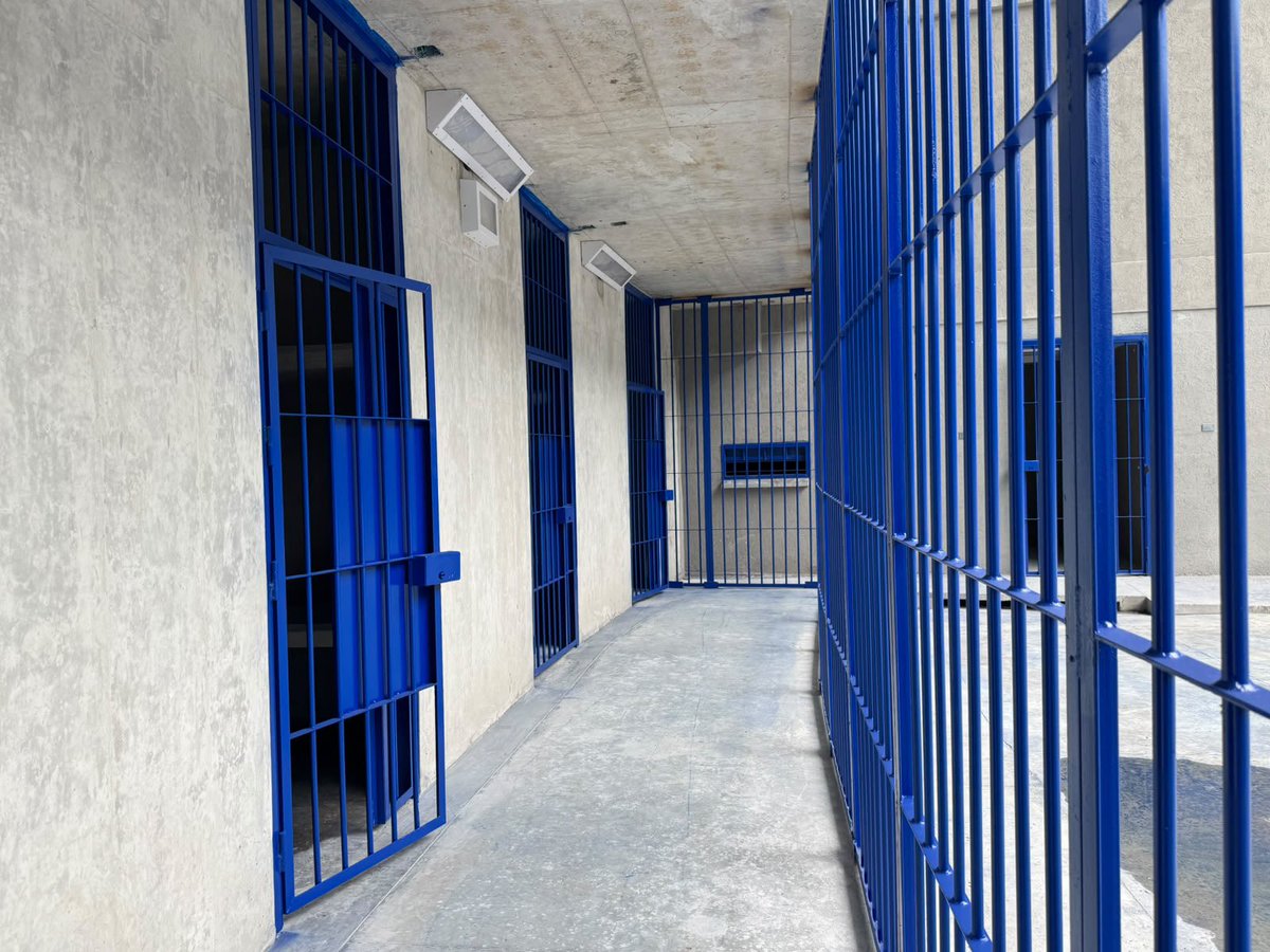 mmarguiguerra's tweet photo. ¡Cuando hay liderazgo, hay resultados!

Por más de 6 años, la comunidad esperó la terminación del Centro Penitenciario. Hoy, gracias a la determinación del gobierno del presidente Abelardo De La Espriella, este proyecto por fin será una realidad.

No solo se estableció la fecha de apertura, sino que se aseguraron los recursos financieros necesarios para culminar la infraestructura.

Este logro es el resultado de un trabajo constante y articulado:

1. Desde el día de la posesión abordé esta problemática con el Ministro de Justicia, Ivan Cancino.
2. Posteriormente, adelantamos una mesa de trabajo técnica con el Viceministro de Justicia, 
Carlos Eduardo Gónima Díaz-Granados. 
3. El pasado viernes elevé la petición formal al Presidente.
4. Y este sábado, junto a miembros de nuestro gabinete y el Viceministro, Carlos Eduardo Gónima Díaz-Granados recorrimos la obra y dejamos definida la fecha de inauguración.

Muy pronto estaremos compartiendo la fecha oficial de apertura. 

Seguimos trabajando con más y mejores resultados.