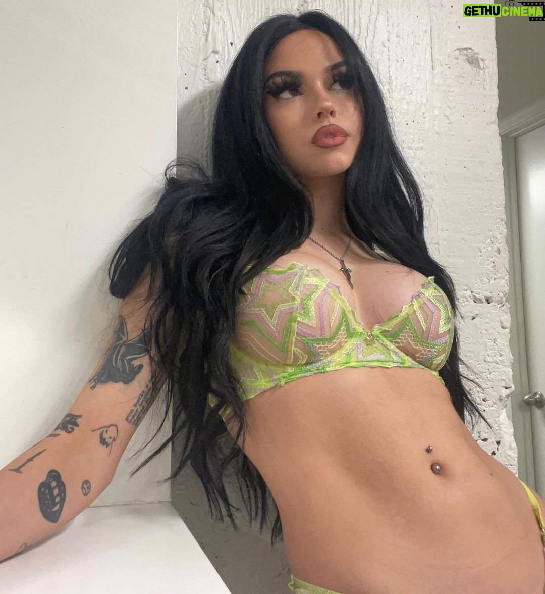 TemporalEchoing's tweet photo. You pretty people know what to do.

🖤 + 🔄 + 🖼 for a rating from the mutant https://t.co/FezZ7nVkOc
