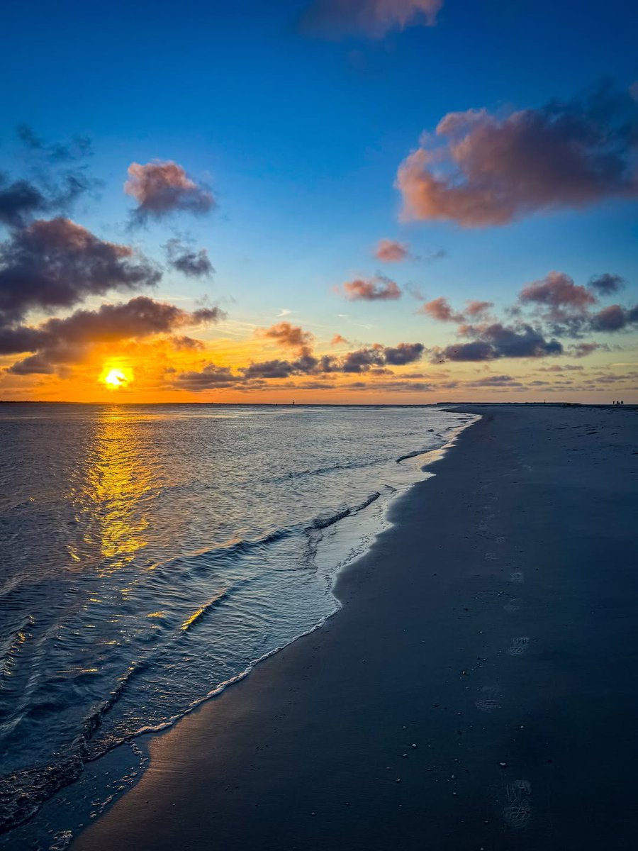 PaulOgawanb's tweet photo. Sunrise at Fort Macon. https://t.co/sYRFxGna38
