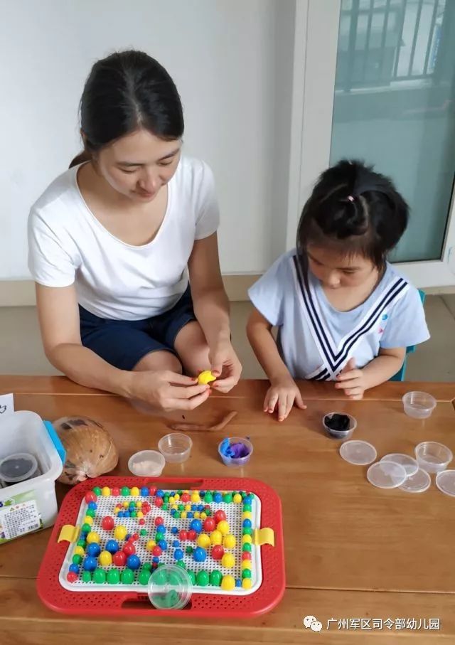 Fretwell7ii's tweet photo. Juguemos a hacer muecos con plastilina hoy! Mi hija hizo uno con pelo de arcoíris, y yo hice un robot. Risa asegurada en esta tarde lluviosa. https://t.co/gVr93kWlg2