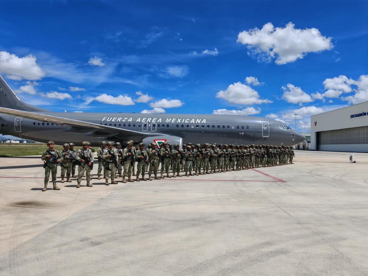 OnceNoticiasTV's tweet photo. 🚨 #Entérate | La @Defensamx1 refuerza la seguridad en #Sinaloa con unidades de Fuerzas Especiales.

La medida busca continuar desarticulando organizaciones delictivas, mediante la captura de sus líderes y otros generadores de violencia.

#OnceNoticias 🔻 https://t.co/yetcBsdYcq