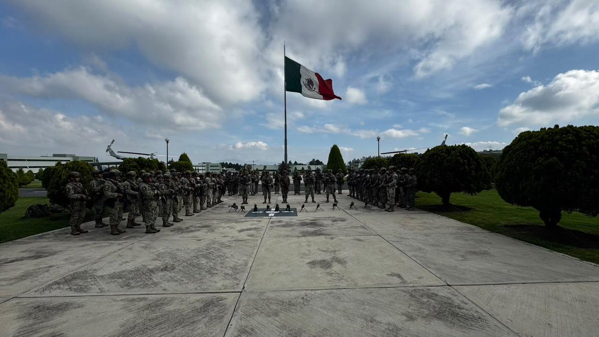OnceNoticiasTV's tweet photo. 🚨 #Entérate | La @Defensamx1 refuerza la seguridad en #Sinaloa con unidades de Fuerzas Especiales.

La medida busca continuar desarticulando organizaciones delictivas, mediante la captura de sus líderes y otros generadores de violencia.

#OnceNoticias 🔻 https://t.co/yetcBsdYcq