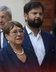 SebastianRochaZ's tweet photo. 🔹Durísima editorial de Karin Ebensperger sobre la carta de @GabrielBoric y @mbachelet .

" Mostrar un país dividido por parte de dos expresidentes que no siempre actuaron en forma perfecta en política exterior, y hacerlo público rompiendo una tradición de respeto, tiene consecuencias  que las sufre no solo este gobierno, sino todo Chile " 👏