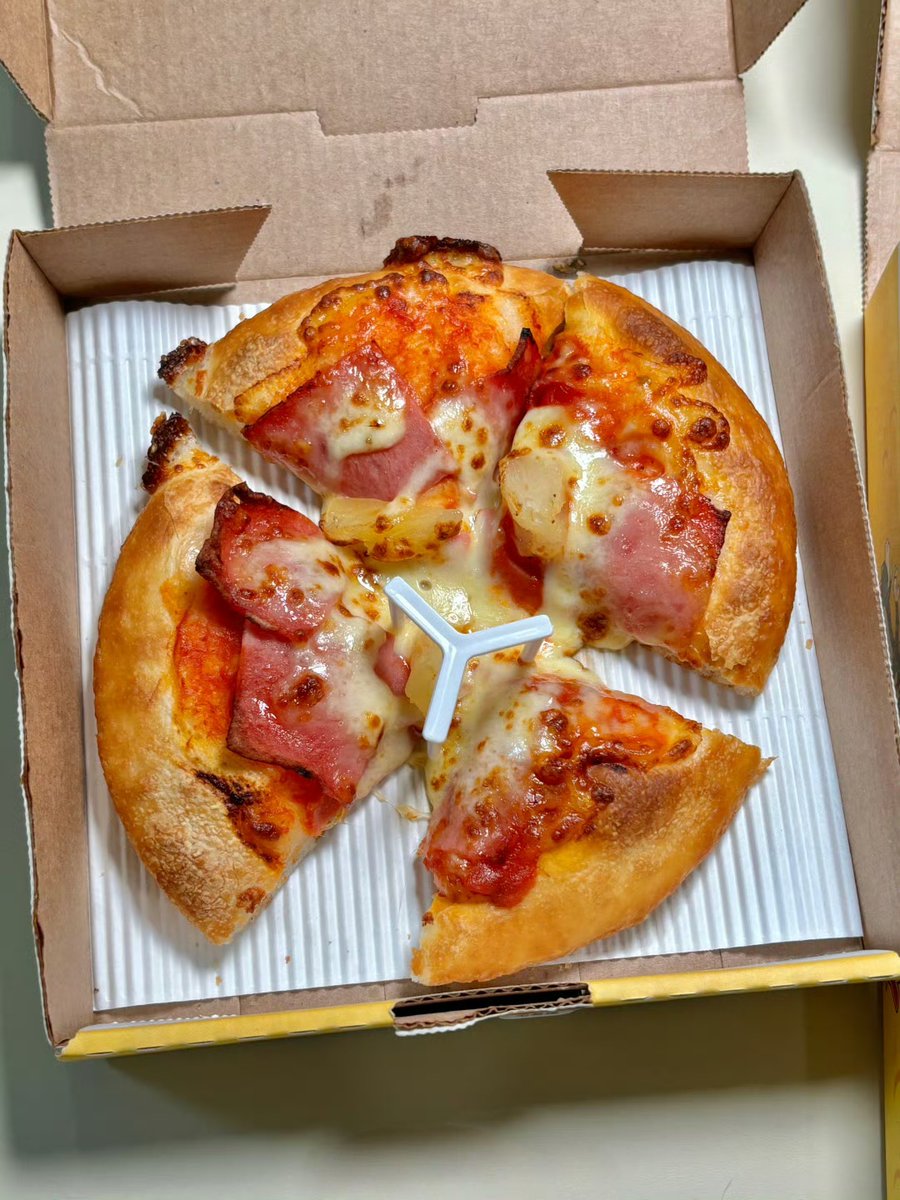 Cookzkb's tweet photo. Una pizza crujiente con queso derretido justo sacada del horno, perfecta para compartir o disfrutar sola! https://t.co/xYQzujj0ov