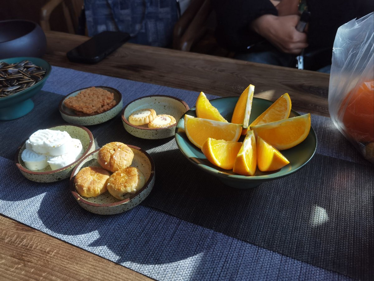 Kayezz7nf's tweet photo. Compartiendo mis snacks favoritos de la tarde: crujientes galletas de avena y un refrescante zumo de naranja, mejor con compaía! ， https://t.co/KTdfUh33Kk