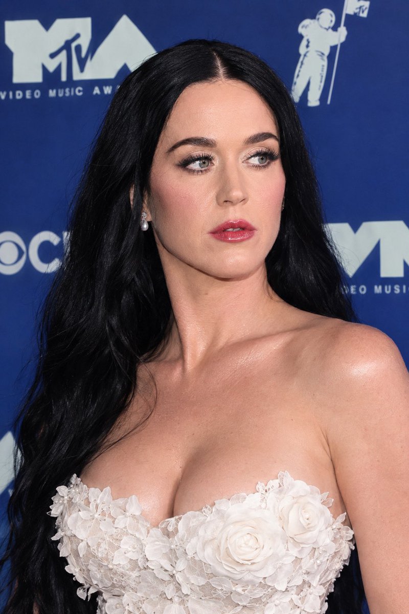 Andy__Hudson's tweet photo. Katy Perry has arrived at the #VMAs red carpet. https://t.co/J1wlOIikzK