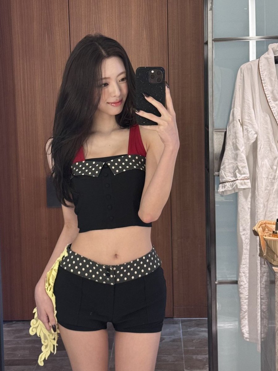 xoxo_sophya's tweet photo. itzy doll line btw https://t.co/4fR7S62XNC