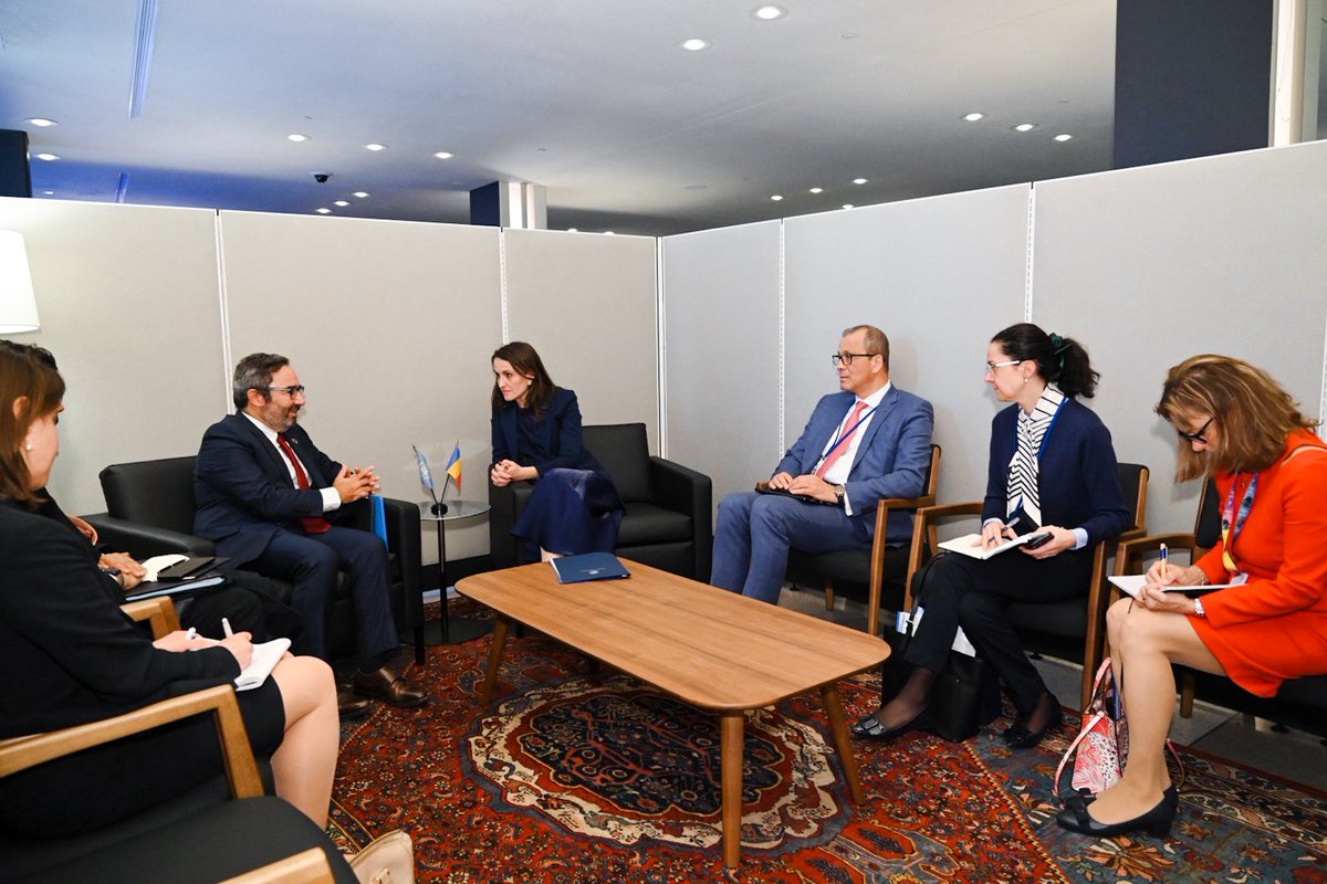 oana_toiu's tweet photo. România a primit încrederea celorlalte țări pentru a exercita anul acesta rolul de Președinte al Boardului Executiv al agențiilor ONU (UNDP/UNFPA/UNOPS) și săptămâna ONU a inclus întâlniri pentru a consolida această muncă.

Rolul@UNOPS în securitatea maritimă globală este strategic 🇷🇴🇺🇳

Discuția cu Jorge Moreira da Silva (@UNOPS_Chief), Director Executiv, a abordat

Securitate maritimă extinsă: Analiza provocărilor din Marea Neagră și discuțiile diplomatice care să susțină un moratoriu al atacurilor, pentru a reda siguranța navigației și comerțului, în special cu grâne, precum și protejarea aprovizionării necesare pieței de energie, un obiectiv important pentru România la UNGA. 

Rolul UNOPS și efortul prin Task Force-ul ONU pentru Strâmtoarea Ormuz, pentru a crea mecanisme tehnice și platforme de monitorizare pentru tranzitul umanitar sigur (îngrășăminte/mărfuri critice) pentru a preveni o criză alimentară globală.

Am reafirmat susținerea României pentru multilateralism și Inițiativa #UN80, în care am fost implicați semnificativ prin Misiunea României la ONU. 

Am discutat despre experiența experților români și a organizatiilor noastre și implicarea în proiectele de dezvoltare, precum și despre un seminar de informare și pregătire la București pentru a facilita asta.  

#RomaniaUN #Security #StraitOfHormuz #BlackSea #UNOPS #UN

@RomaniaUN_NY