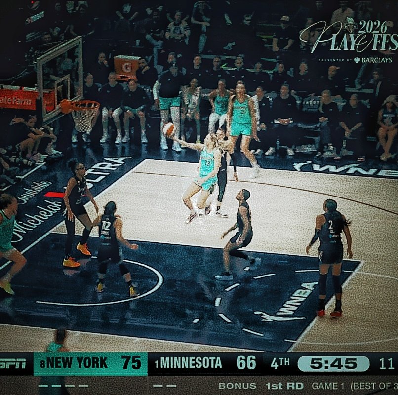 twentyone55's tweet photo. Didn't play much but she plays like it's art. 

Somebody gotta have a better shot of this. https://t.co/ar23Nswvih