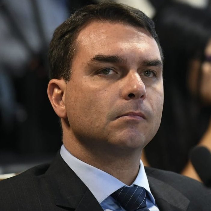 CorrupcaoBrNews's tweet photo. 🚨GRAVÍSSIMO! Flávio Bolsonaro (PL) promete PROIBIR O PRENSADO se for eleito e revolta maconheiros de baixa renda https://t.co/1NYUmN9RyV