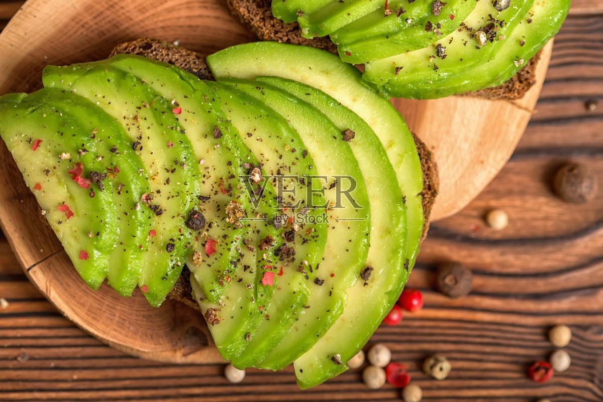 Palletty5p's tweet photo. Un desayuno rápido de pan tostado con aguacate, solo 5 minutos de preparación! （一份快手牛油果烤面包，只需5分钟准备！）， https://t.co/7jhLIpOyLQ