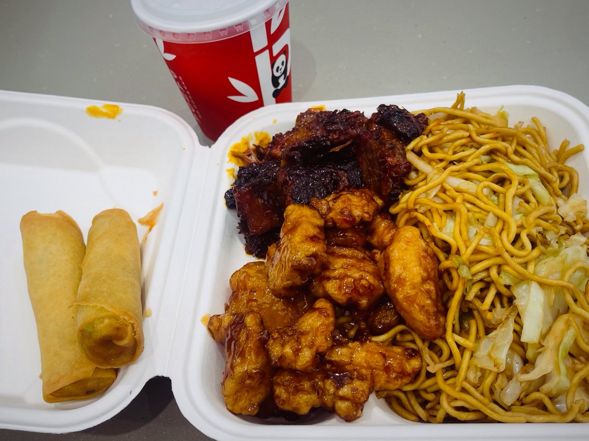 Kasumi_Boy39's tweet photo. 𝕃𝕦𝕟𝕔𝕙 𝕠𝕗 𝕥𝕙𝕖 𝕕𝕒𝕪. 🥡🥢🐼

#lunch #quickmeals #pandaexpress #chinesetakeout #hungry https://t.co/yqP1OlVbfp