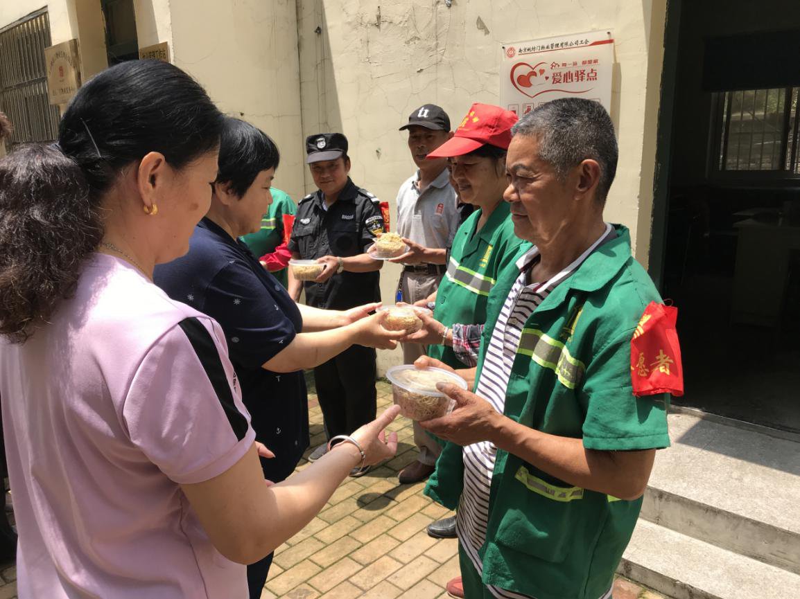 LudivinaOak0jc's tweet photo. Como voluntario en el banco de alimentos local, ayudé a distribuir más de 200 kits de comida a familias necesarias este fin de semana. Ver sus sonrisas fue la mejor recompensa. #Voluntariado #AyudaComunitaria， https://t.co/hWhJhHSDtb