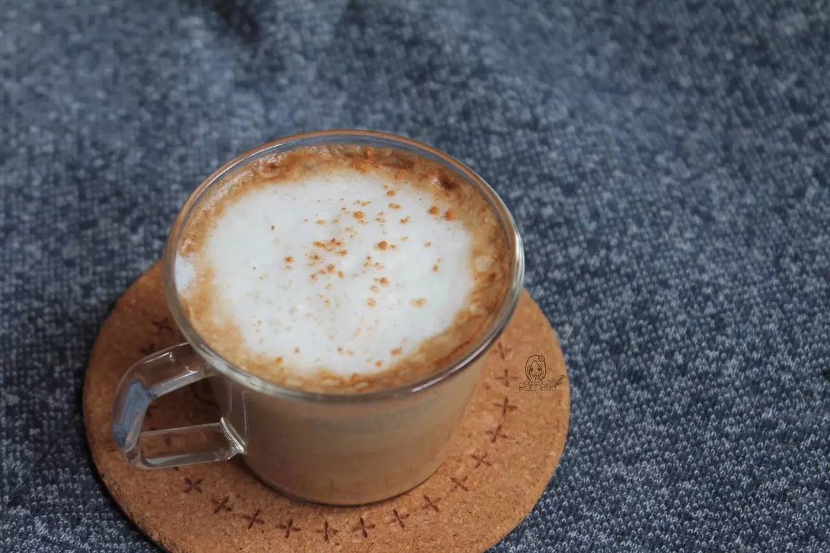 Summersxlio's tweet photo. Prepara un café con leche cremoso en 5 minutos: calienta leche vaporizada, vierte sobre espresso y decora con un toque de canela! https://t.co/y2MJ0vL1NL