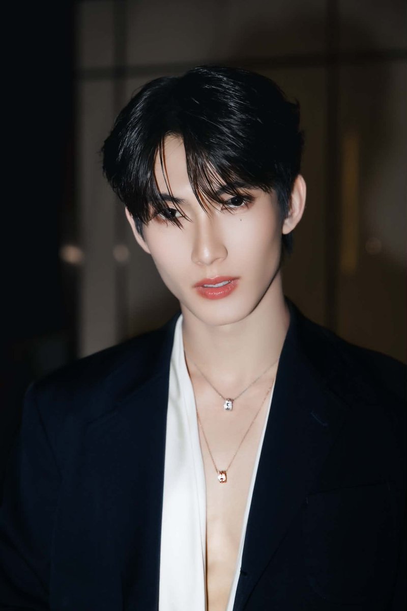 Sixsuperstars's tweet photo. แล้วใครจะไปคิดว่าไอ่เด็กยิ้มแฉ่งนี้จะโตมาเป็นพี่หลองคนเท่อ่ะ 💪🏻🧐 #First_Chalongrat #รักแรกของเฟริสท์ #เฟริสท์ฉลองรัฐ https://t.co/MzEWfneJFT