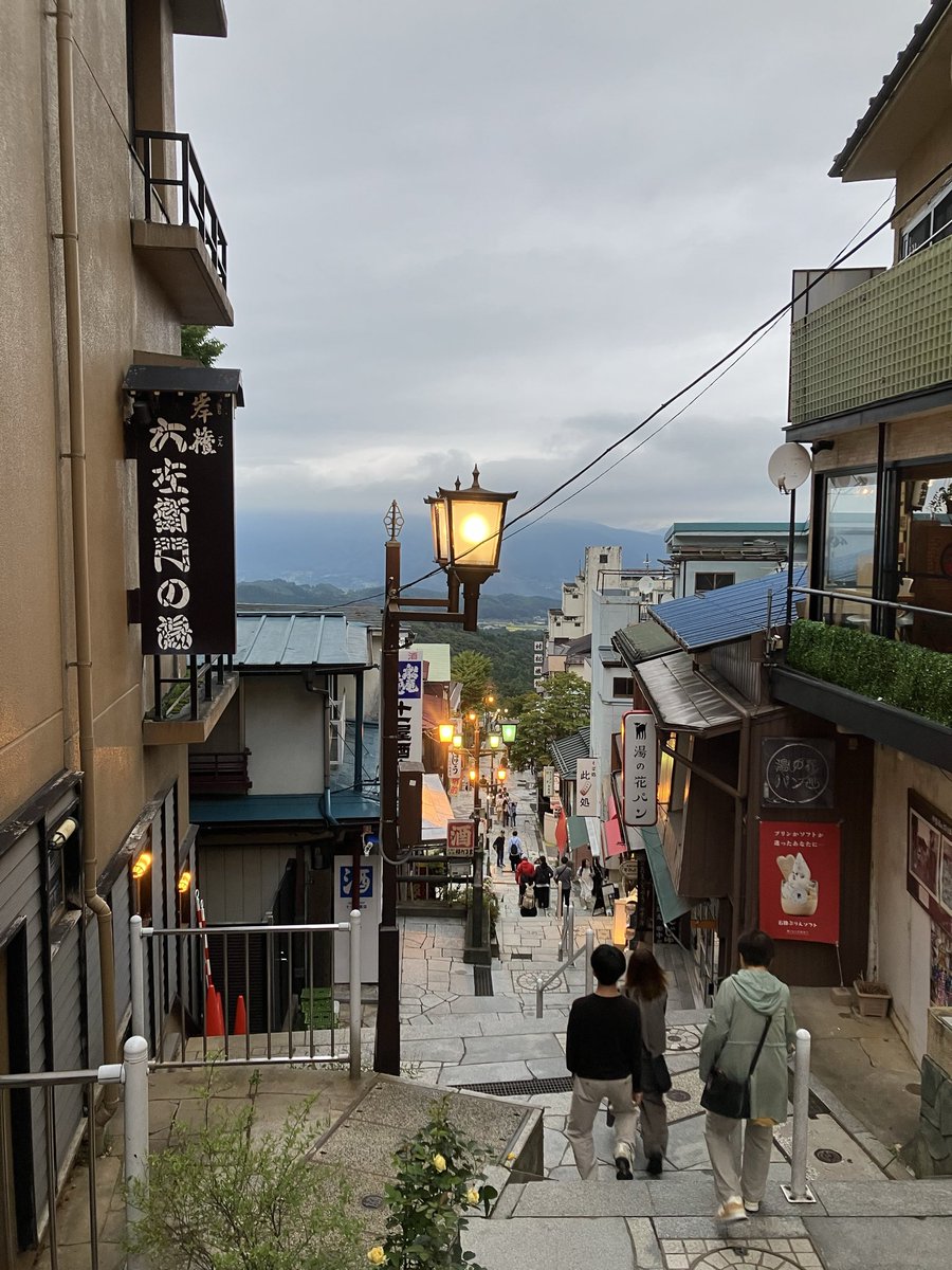 boabored's tweet photo. #赤城神社 #水澤観音 から #伊香保温泉、石段街を登り #伊香保神社 へ
#森秋旅館 に宿泊、一夜明けての雲に包まれる石段街…幻想的 #イマソラ 
雨も降り出しました☔ https://t.co/p0Pbxq37To