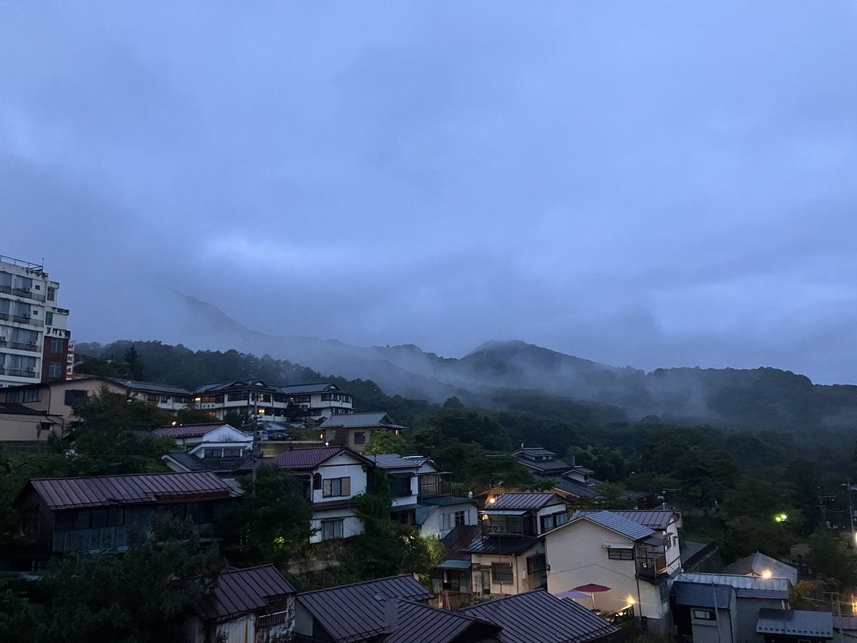 boabored's tweet photo. #赤城神社 #水澤観音 から #伊香保温泉、石段街を登り #伊香保神社 へ
#森秋旅館 に宿泊、一夜明けての雲に包まれる石段街…幻想的 #イマソラ 
雨も降り出しました☔ https://t.co/p0Pbxq37To