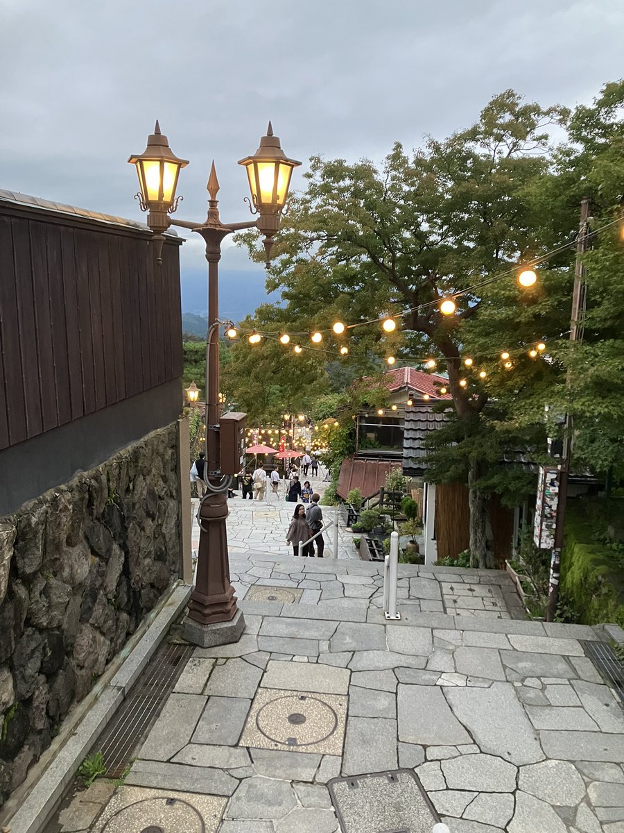 boabored's tweet photo. #赤城神社 #水澤観音 から #伊香保温泉、石段街を登り #伊香保神社 へ
#森秋旅館 に宿泊、一夜明けての雲に包まれる石段街…幻想的 #イマソラ 
雨も降り出しました☔ https://t.co/p0Pbxq37To