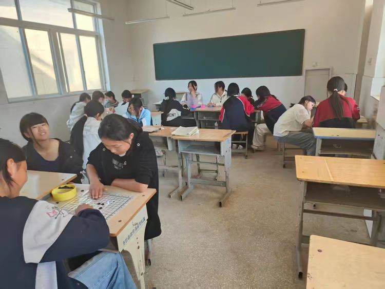 SharikaRobkd9's tweet photo. únete a nuestro taller de creatividad estudiantil este viernes a las 17h en el aula 302! Talleres de manualidades y debate divertidos esperan a todos los interesados https://t.co/jvukEoNhru